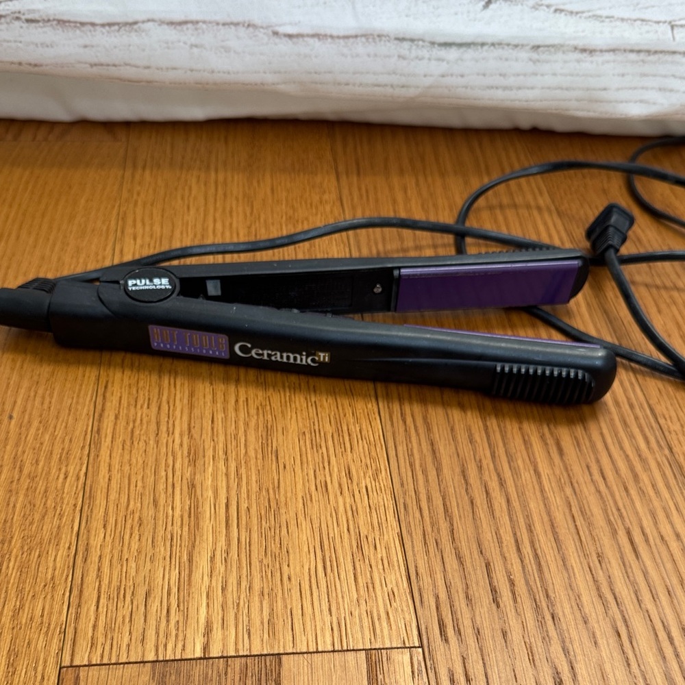HOT TOOLS Professional Ceramic + Tourmaline Lightweight Flat Iron, 1" Inch